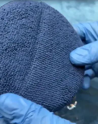 APLICADOR DE MICROFIBRA CON SUJECIÓN DE MANO en uso