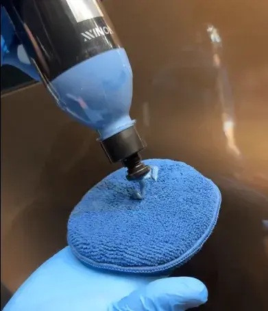 APLICADOR DE MICROFIBRA CON SUJECIÓN DE MANO en uso