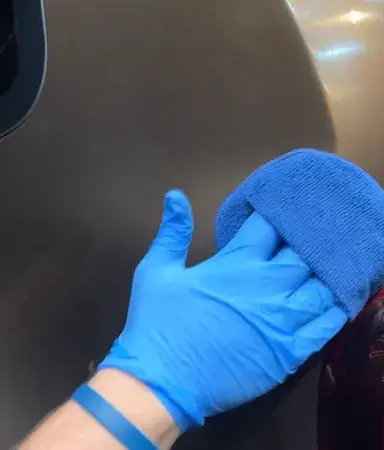 APLICADOR DE MICROFIBRA CON SUJECIÓN DE MANO en uso