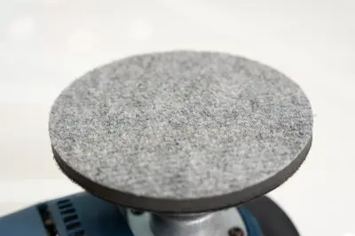 PAD PARA PULIR VIDRIOS TIPO ALFOMBRA en uso