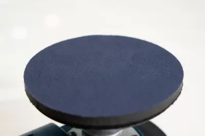 PAD PARA PULIR VIDRIOS TIPO LONA en uso