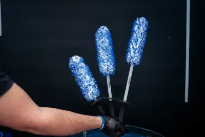 CEPILLO DE MICROFIBRA PARA LIMPIEZA DE RINES en uso