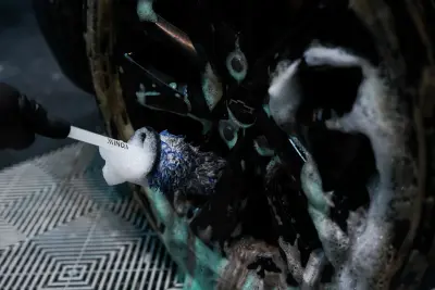 CEPILLO DE MICROFIBRA PARA LIMPIEZA DE RINES en uso