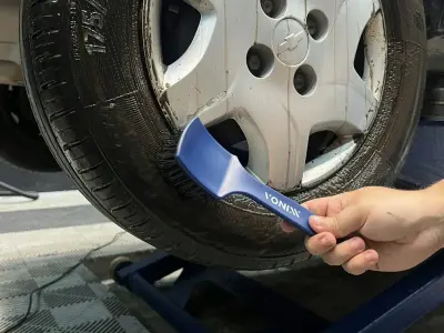 CEPILLO PARA LIMPIEZA DE LLANTAS en uso
