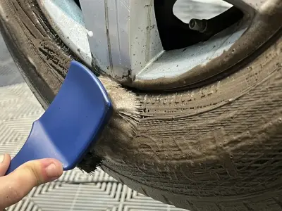 CEPILLO PARA LIMPIEZA DE LLANTAS en uso