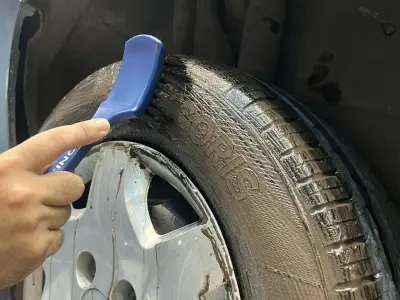 CEPILLO PARA LIMPIEZA DE LLANTAS en uso