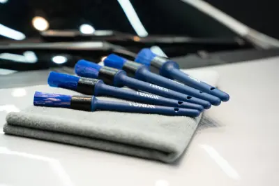 KIT DE 5 PINCELES DE DETALLADO - EXTERNO en uso