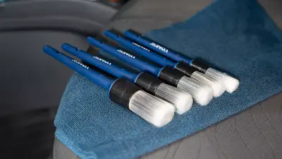 KIT DE 5 PINCELES DE DETALLADO - INTERNO en uso