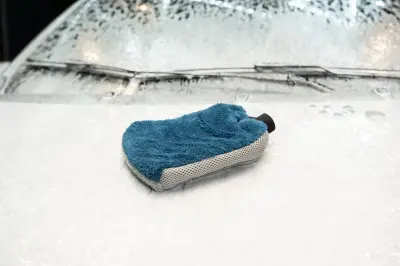 GUANTE DE MICROFIBRA 2 EN 1 en uso